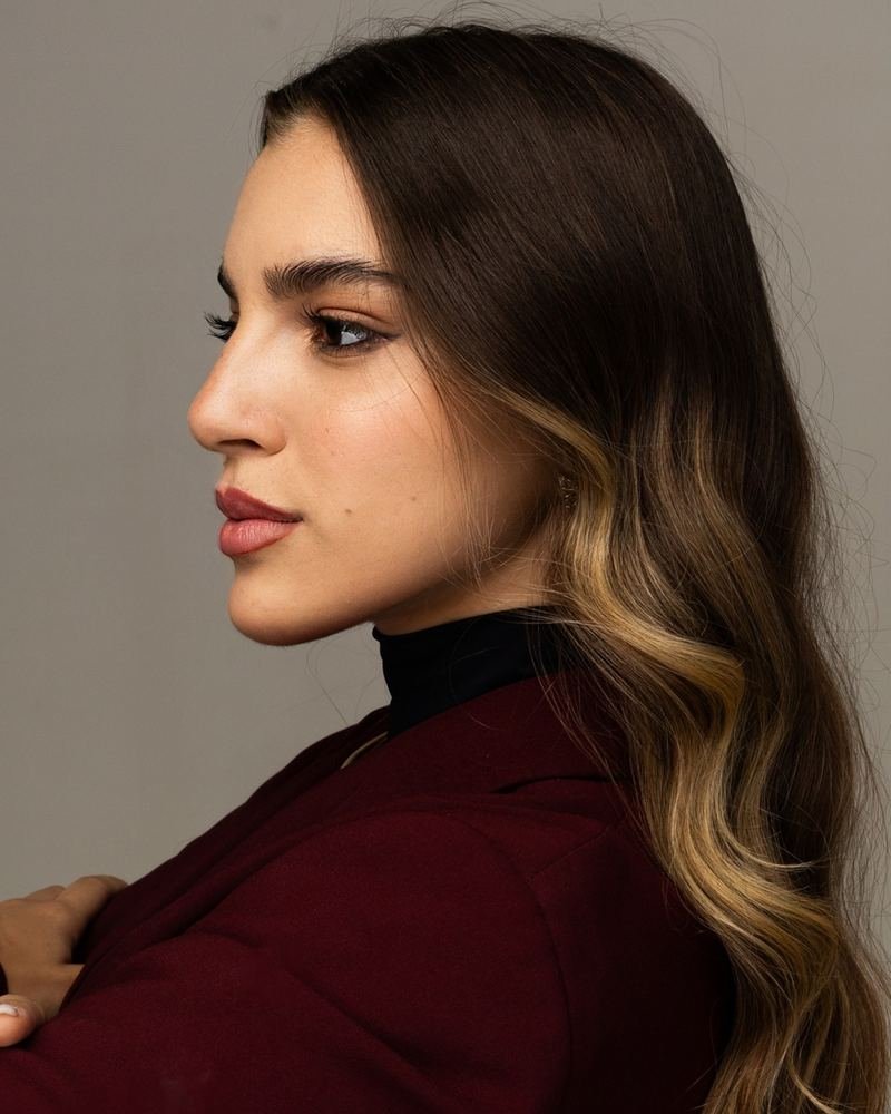 Dra.&nbsp;Isa Folador de perfil, de blazer vinho